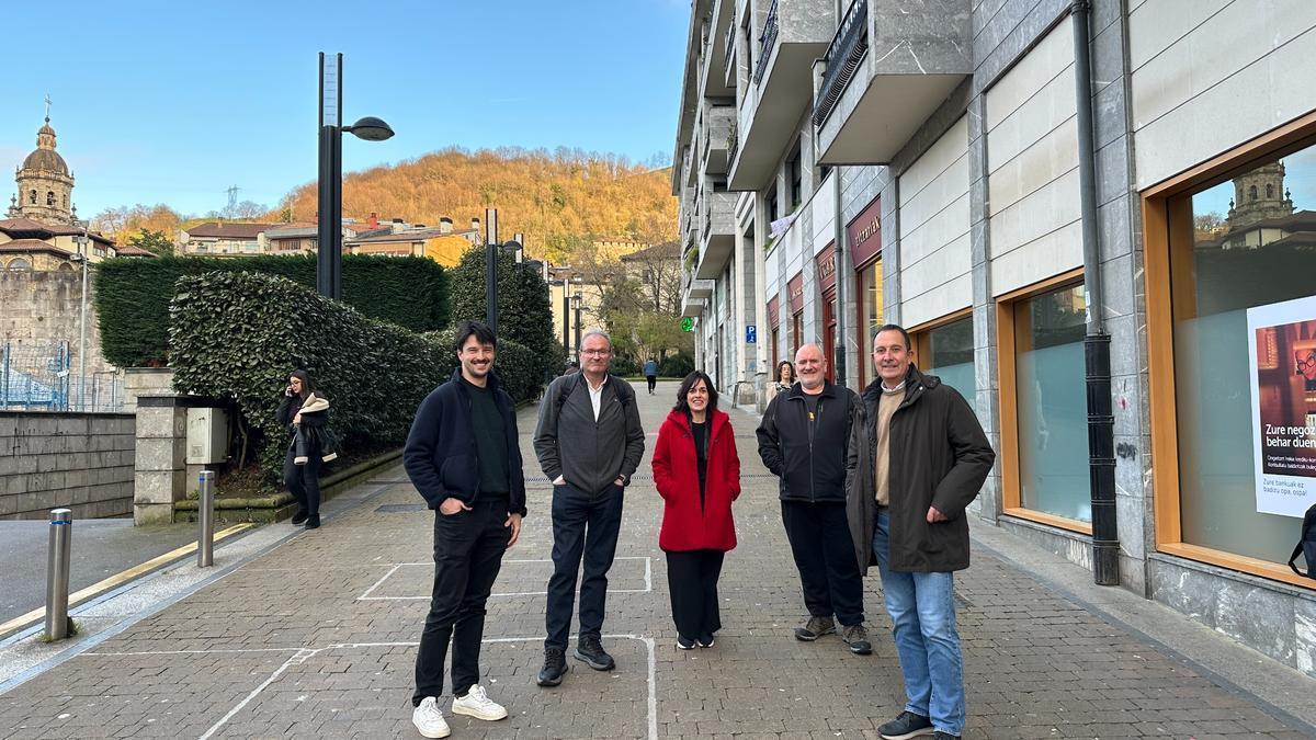 Ediles del PNV en la presentación de su alternativa para el acceso a los garajes del Novedades.