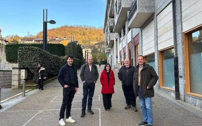 Ediles del PNV en la presentación de su alternativa para el acceso a los garajes del Novedades.
