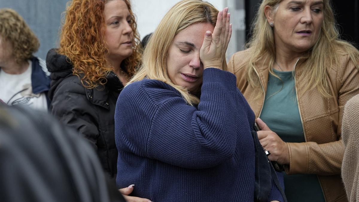 Varias personas durante un minuto de silencio por el presunto homicidio por violencia de género de una mujer, en el Ayuntamiento de Baiona, a 10 de noviembre de 2024, en Baiona, Pontevedra.