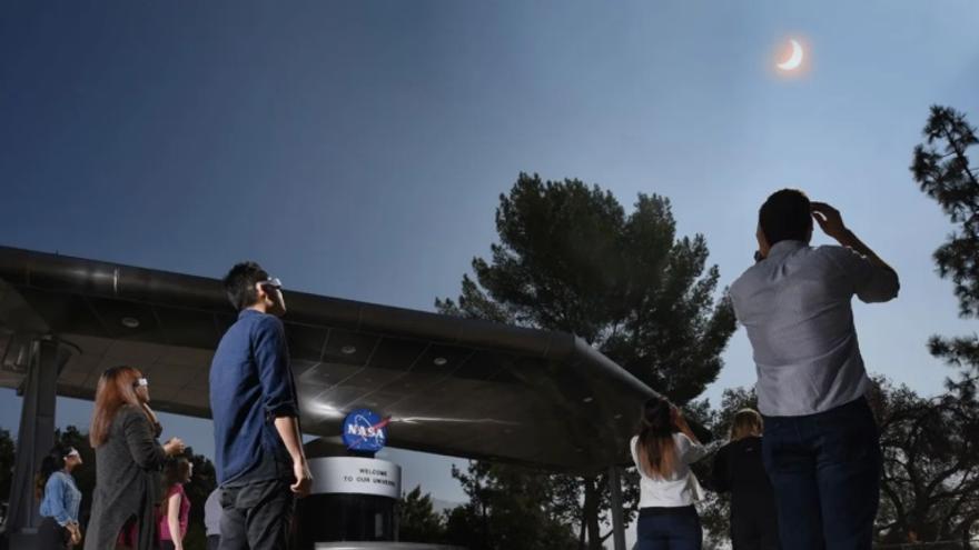 Empleados de la NASA observan un eclipse solar