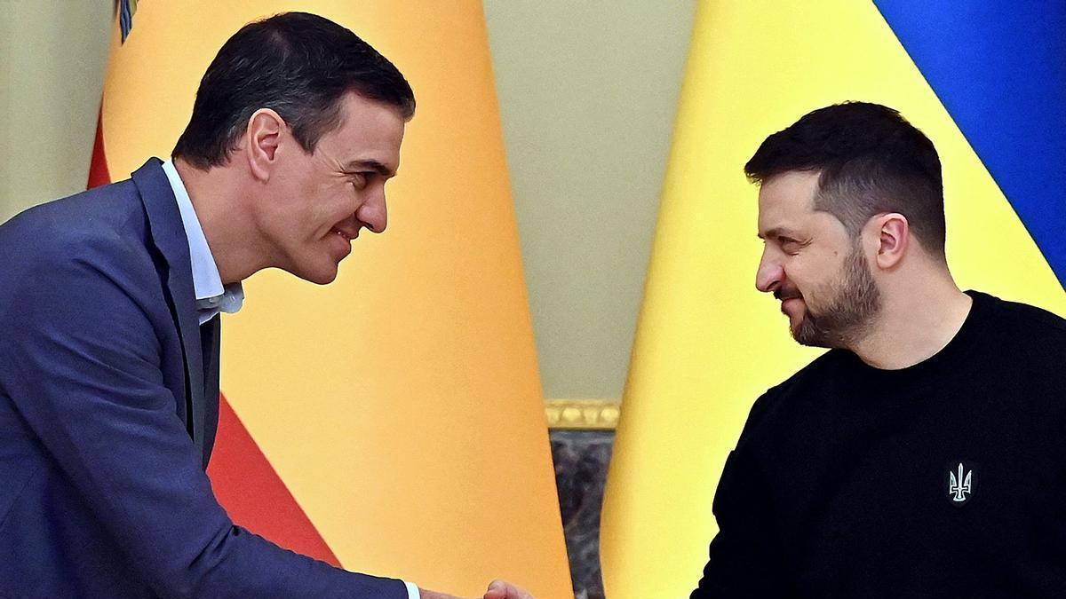 Sánchez se saluda con el presidente ucraniano.