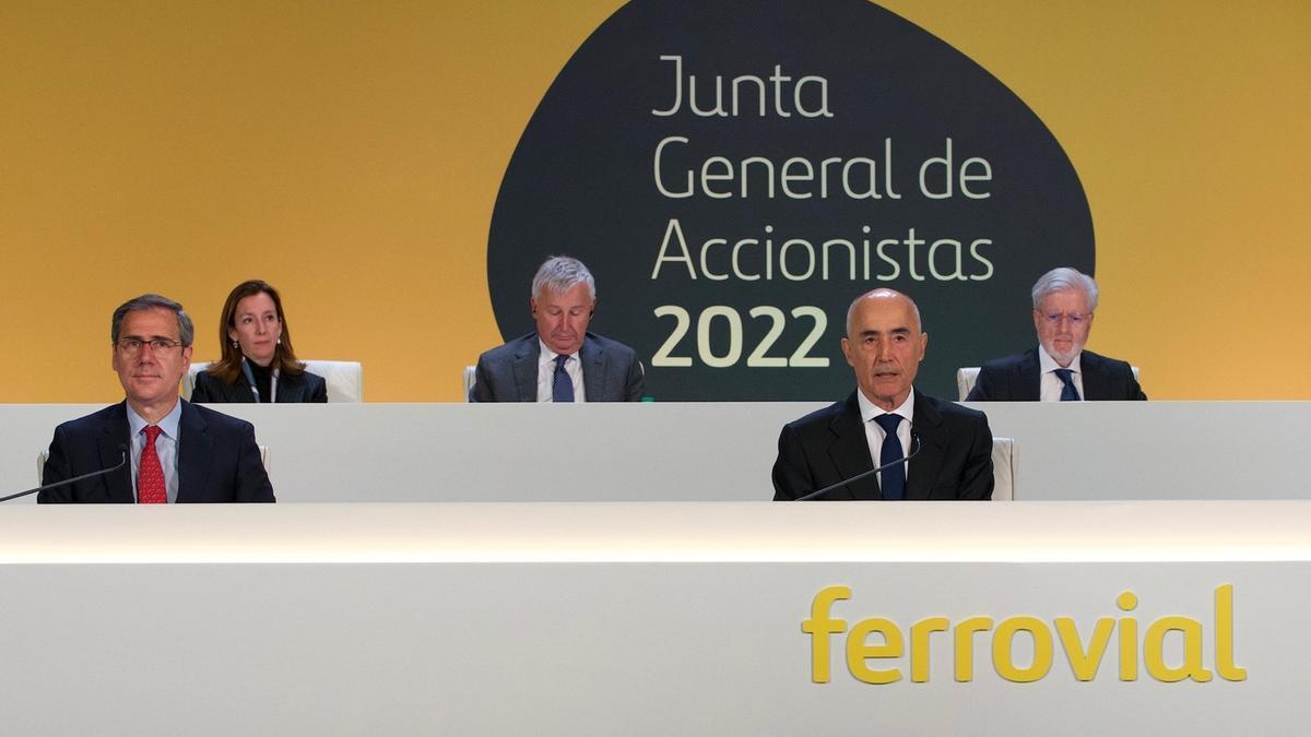 Imagen de la junta de accionistas de Ferrovial del pasado año, con su presidente Rafael del Pino.