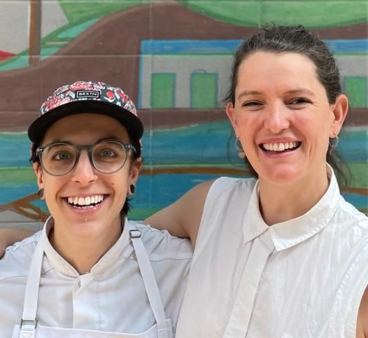 Bella Bowring, a la derecha, junto con su cocinera.