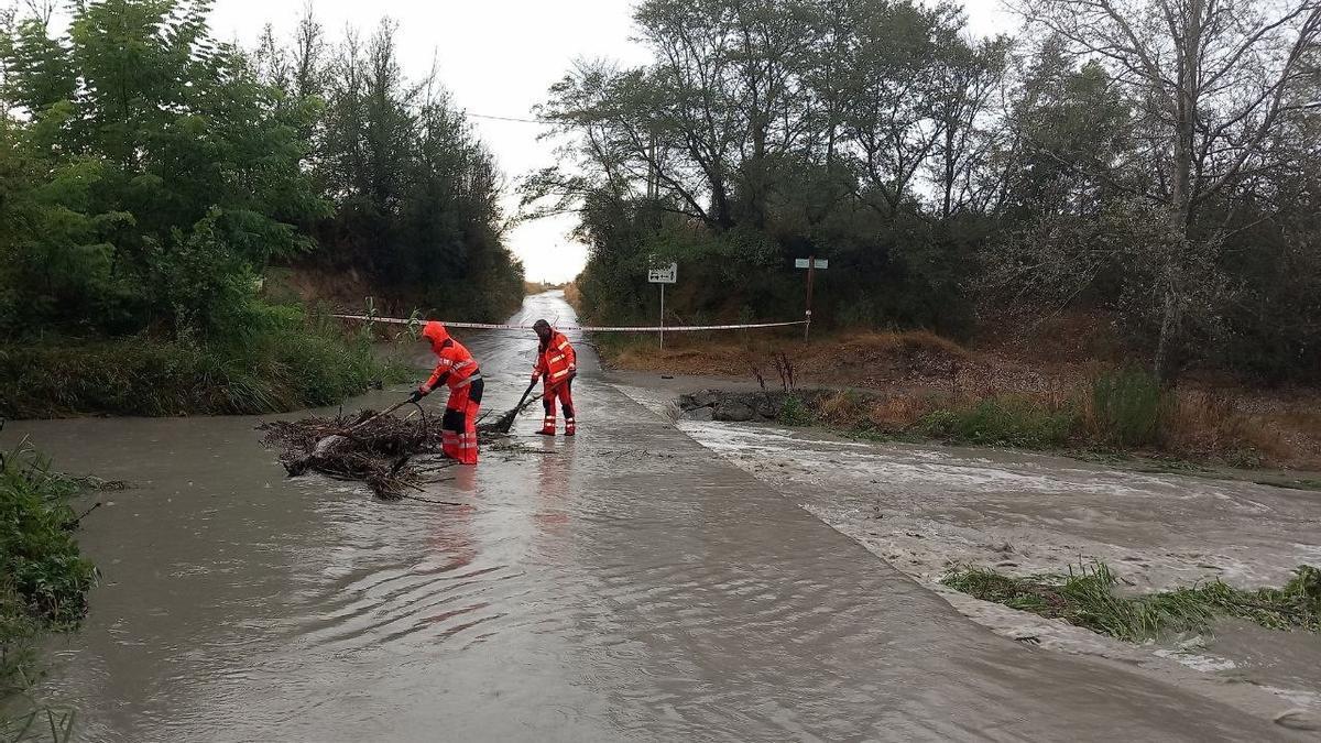 Los Bombers de la Generalitat trabajando en Santa Eugènia de Berga