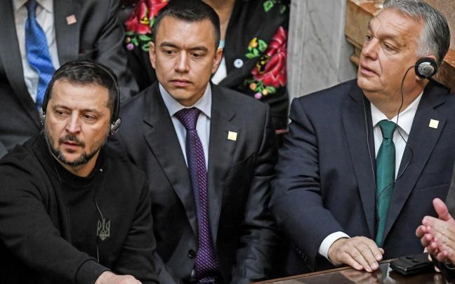 Zelenski (i) junto a Viktor Orbán (d) en la toma de posesión de Javier Milei. Zelenski (i) junto a Viktor Orbán (d) en la toma de posesión de Javier Milei.