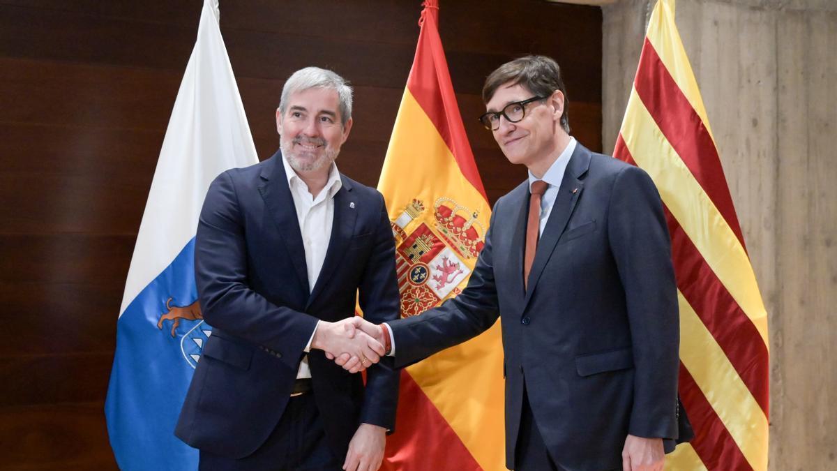 El presidente de Canarias, Fernando Clavijo, y el presidente de la Generalitat de Cataluña, Salvador Illa, en un encuentro este viernes en Presidencia del Gobierno de Santa Cruz de Tenerife