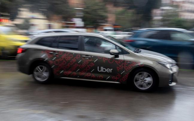 Un vehículo con licencia VTC circula por una calle de Madrid.