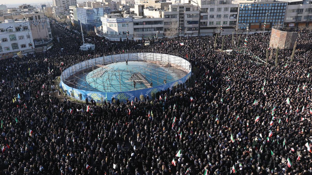 Decenas de miles de personas se concentraron ayer en la plaza Enqelab de Teherán, en señal de duelo tras la muerte del líder supremo iraní, el ayatolá Alí Jamenei.