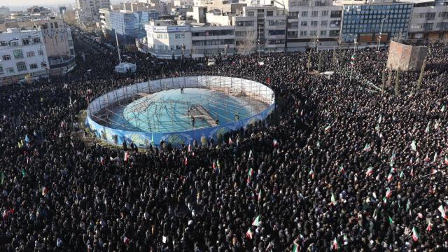Decenas de miles de personas se concentraron ayer en la plaza Enqelab de Teherán, en señal de duelo tras la muerte del líder supremo iraní, el ayatolá Alí Jamenei.