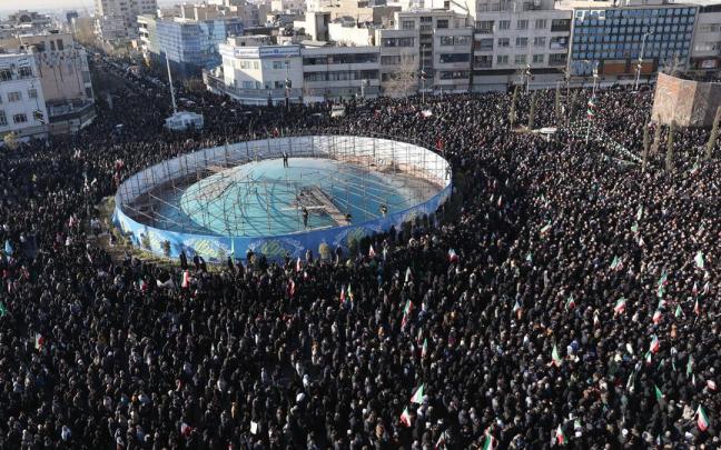 Decenas de miles de personas se concentraron ayer en la plaza Enqelab de Teherán, en señal de duelo tras la muerte del líder supremo iraní, el ayatolá Alí Jamenei.