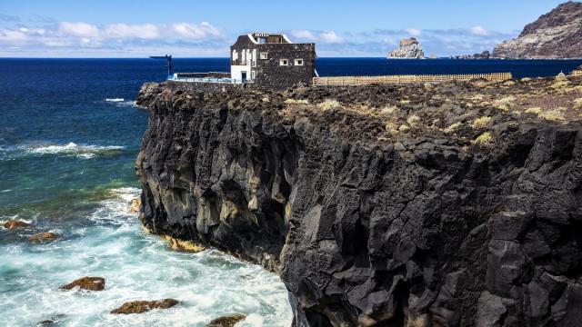 Vista exterior del hotel frente al rompeolas.