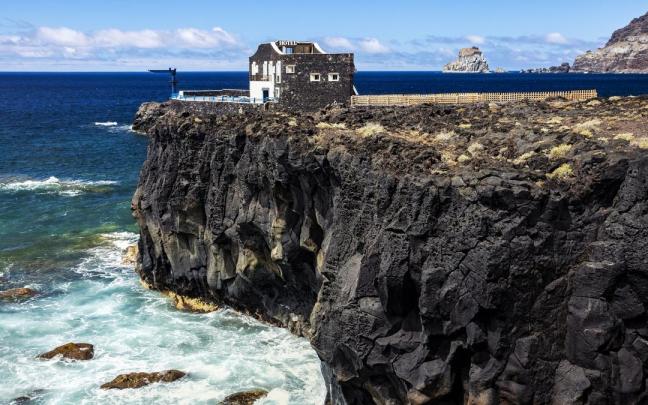 Vista exterior del hotel frente al rompeolas.