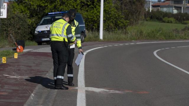 Agentes de la Guardia Civil, en el lugar del accidente.