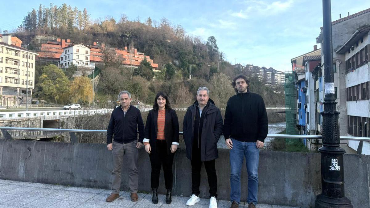 Representantes de la Diputación Foral de Gipuzkoa junto a los alcaldes de Elgoibar y Mendaro en el puente de Txankakua
