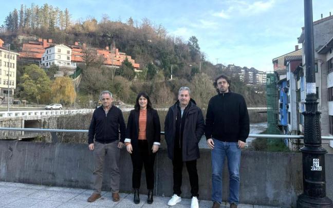 Representantes de la Diputación Foral de Gipuzkoa junto a los alcaldes de Elgoibar y Mendaro en el puente de Txankakua