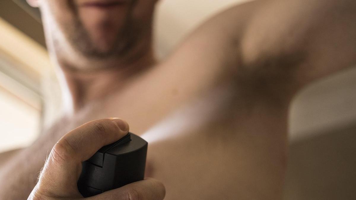 En los casos de hiperhidrosis, los dermatólogos pueden recomendar productos más fuertes que se venden bajo prescripción médica