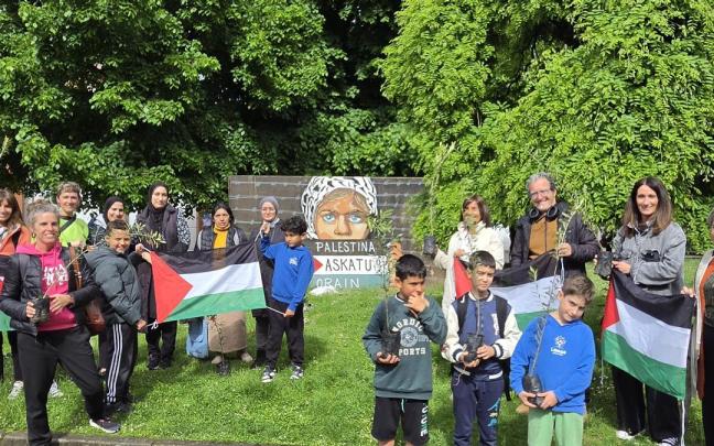 Reparto de los olivos que se plantarán en los patios de los centros educativos de Laudio