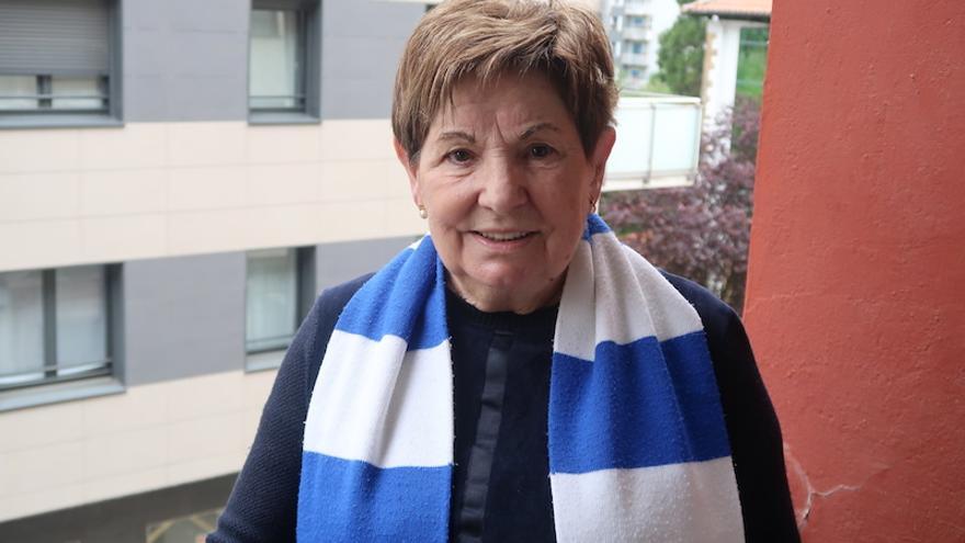 María Ángeles Segura, con una bufanda de la Real, en el balcón de su casa de Zumarraga.