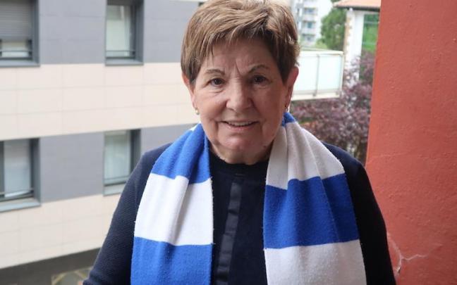 María Ángeles Segura, con una bufanda de la Real, en el balcón de su casa de Zumarraga.