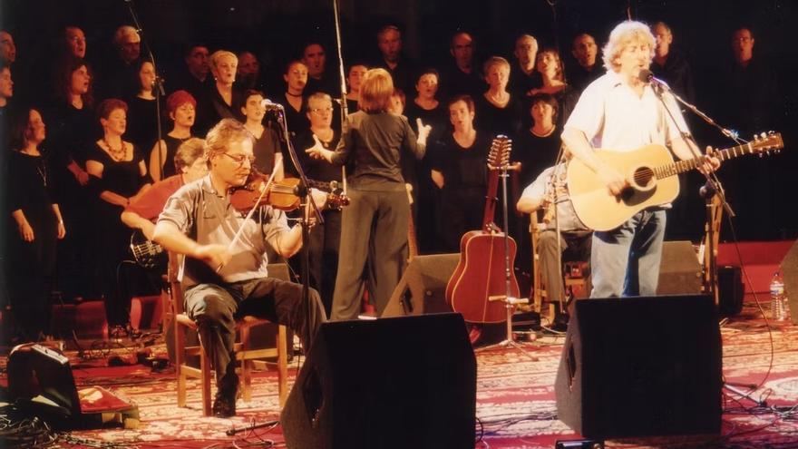 En 2001, coincidiendo con las bodas de plata de la agrupación cantaron con Benito Lertxundi.