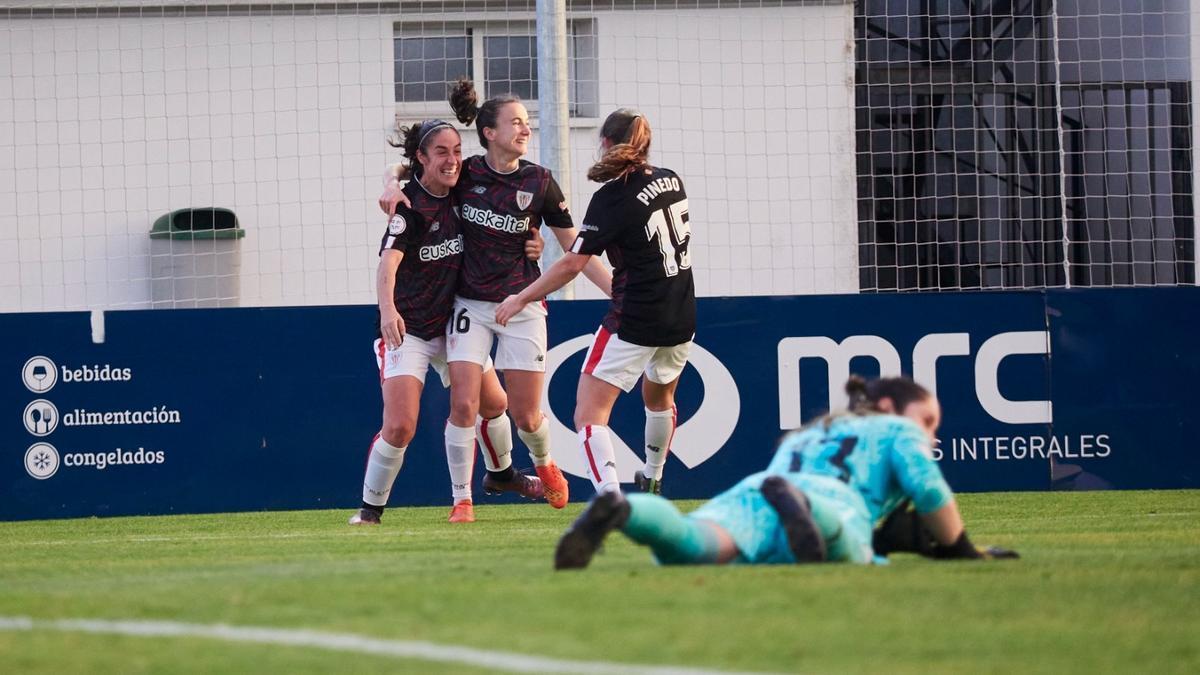 El Athletic femenino celebra uno de los goles que les da el billete para semifinales de Copa al vencer en casa de Osasuna