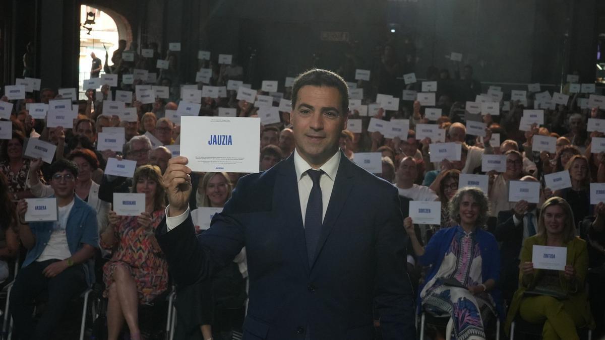 El lehendakari, Imanol Pradales, durante el acto 'Euskararen Jauzi Kualitatiboa (Salto cualitativo del Euskera)' en Azkuna Zentroa