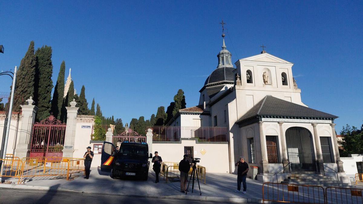 Los restos de Primo de Rivera son enterrados en el cementerio de San Isidro de Madrid.