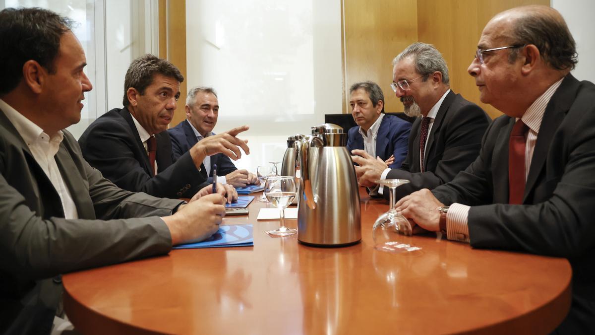 El presidente del PPCV, Carlos Mazón, finaliza con Vox la ronda de reuniones con las formaciones políticas que han obtenido representación parlamentaria.