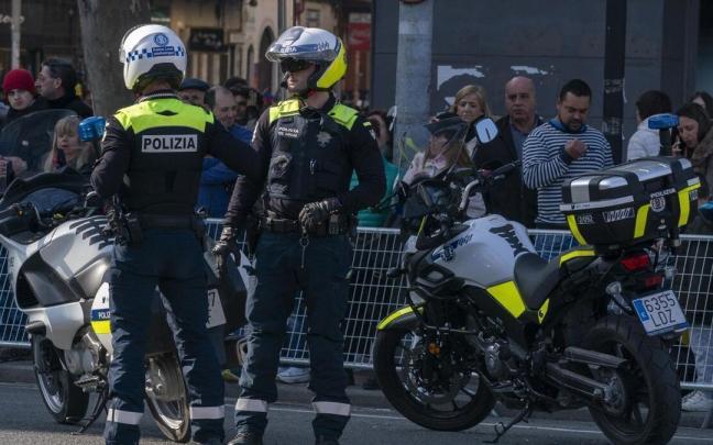 Dos agentes de la Policía Local en Vitoria, ajenos a la información Dos agentes de la Policía Local en Vitoria, ajenos a la información