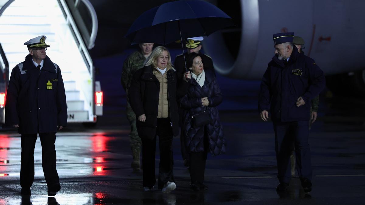 La ministra de Defensa, Margarita Robles, y el jefe de Estado Mayor de la Defensa, Teodoro Esteban López Calderón, reciben al grueso de los militares españoles evacuados desde Irak.