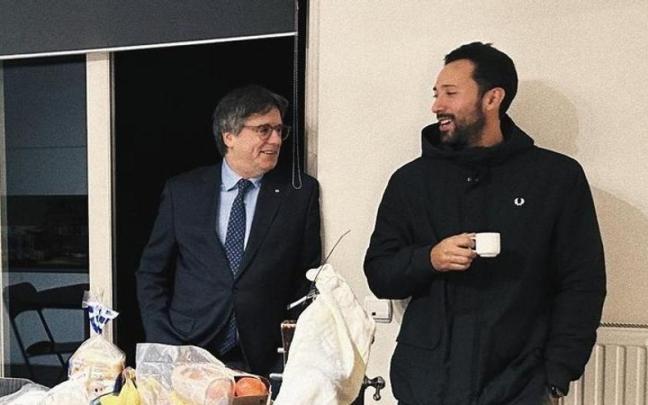 El ex president de la Generalitat Carles Puigdemont ha acompañado al cantante en la primera parte del viaje en coche