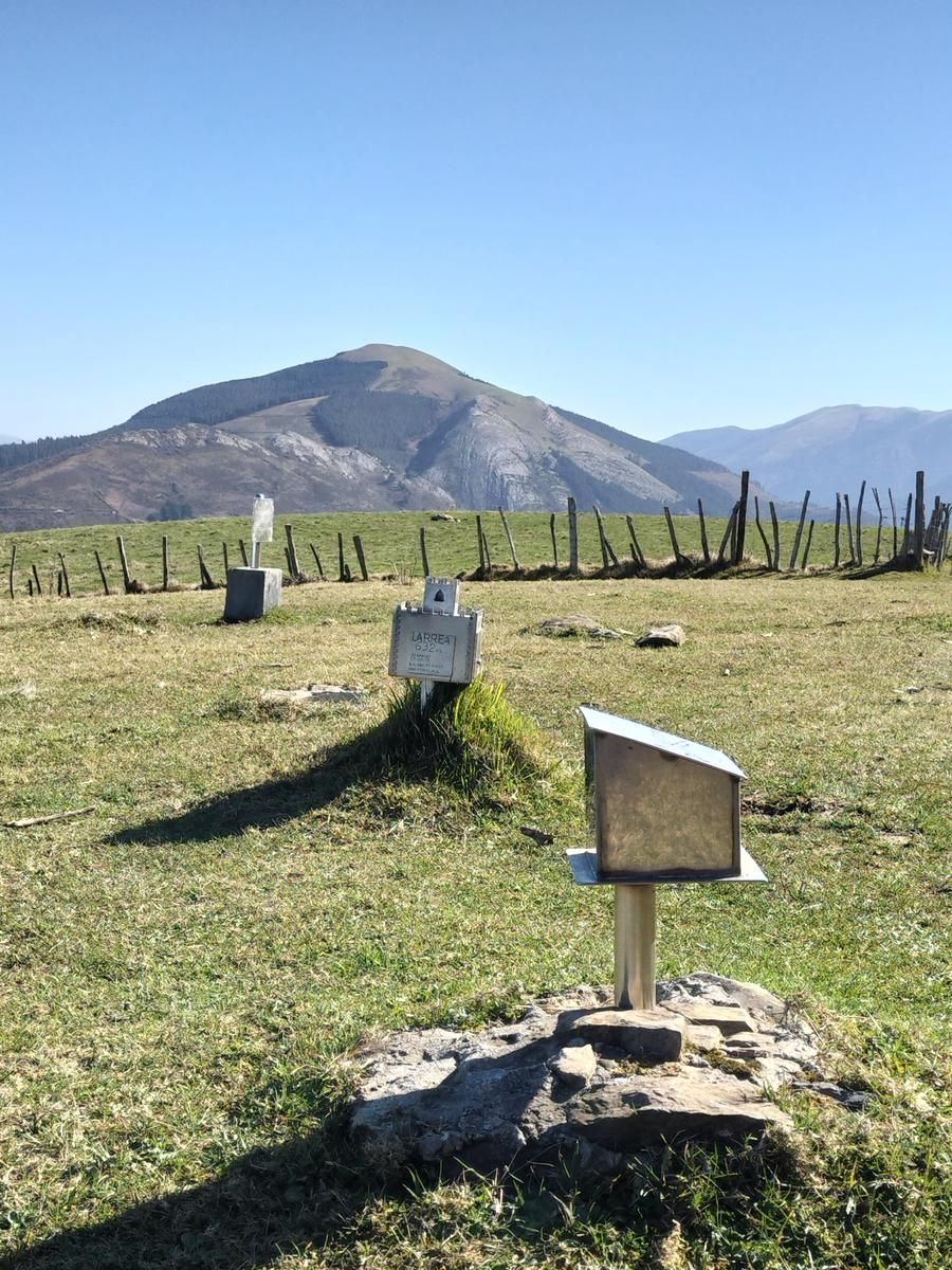 Buzones en Larrea, con el cordal de los montes de Triano detrás.