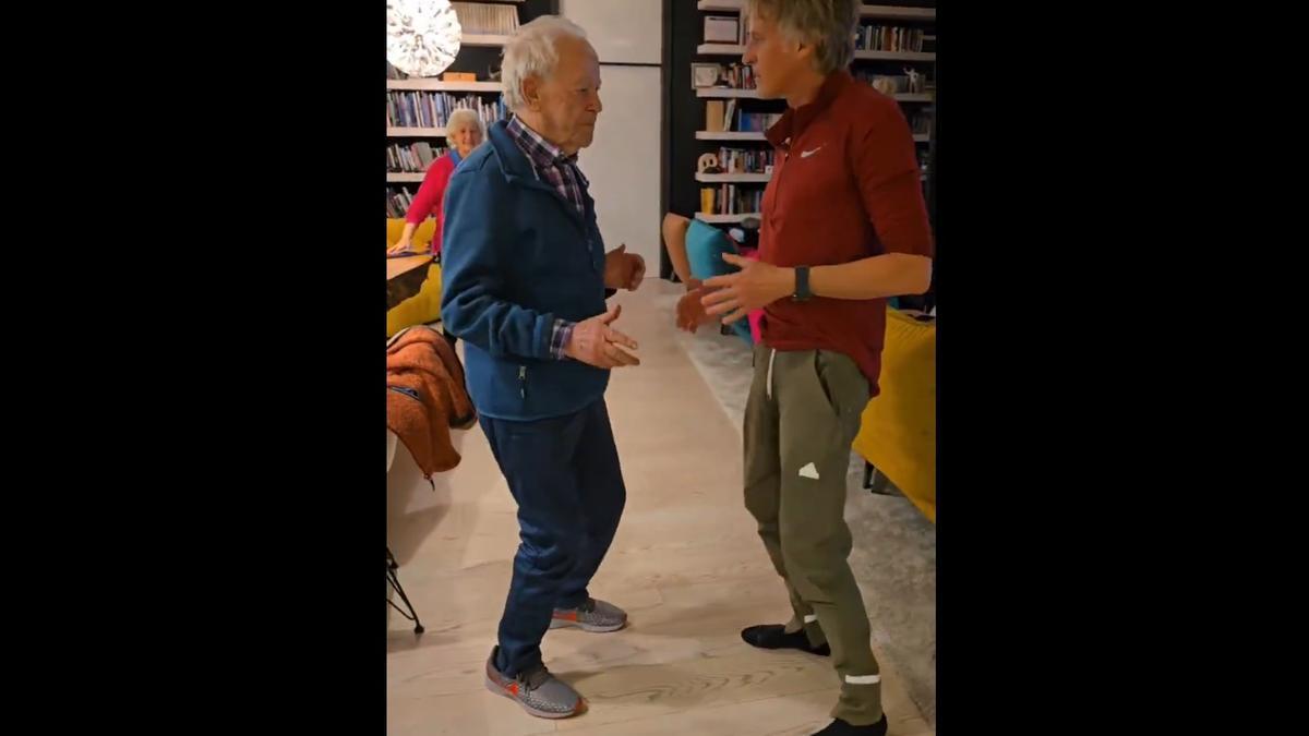 Jesús Calleja, bailando con su padre.