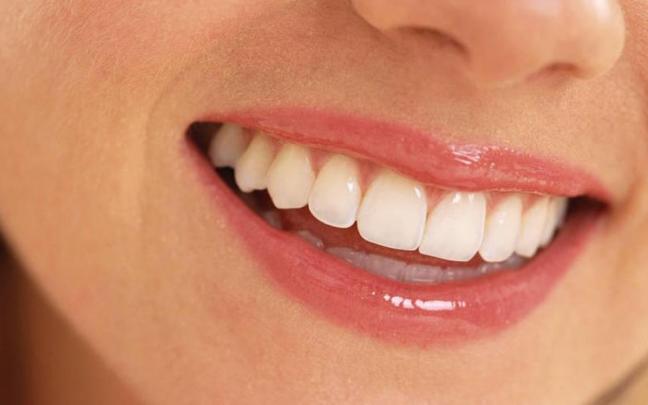 Detalle de la sonrisa de una mujer.