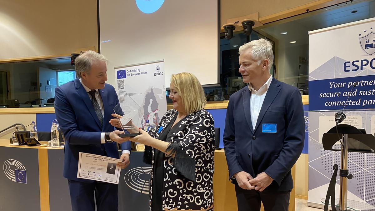 la diputada foral de Infraestructuras Viarias Aintzane Oiarbide en el Parlamento Europeo recogiendo el galardón el pasado 1 de marzo.
