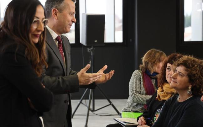 El consejero de Educación, Jokin Bildarratz, presenta en sociedad las mejoras del decreto de acceso a la función directiva.