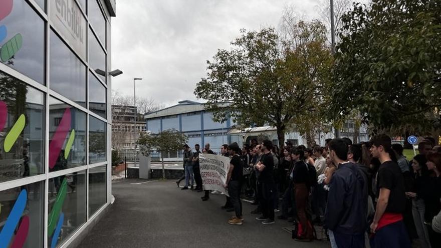 Concentración de GKS frente a la sede de EH Bildu en Donostia