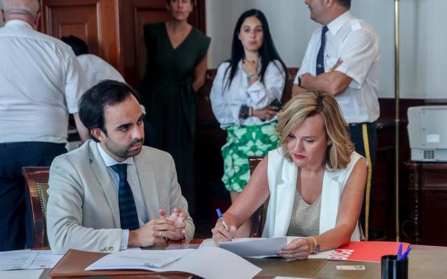 La portavoz de la Ejecutiva del PSOE, Pilar Alegría, ayer recogiendo su acta de diputada