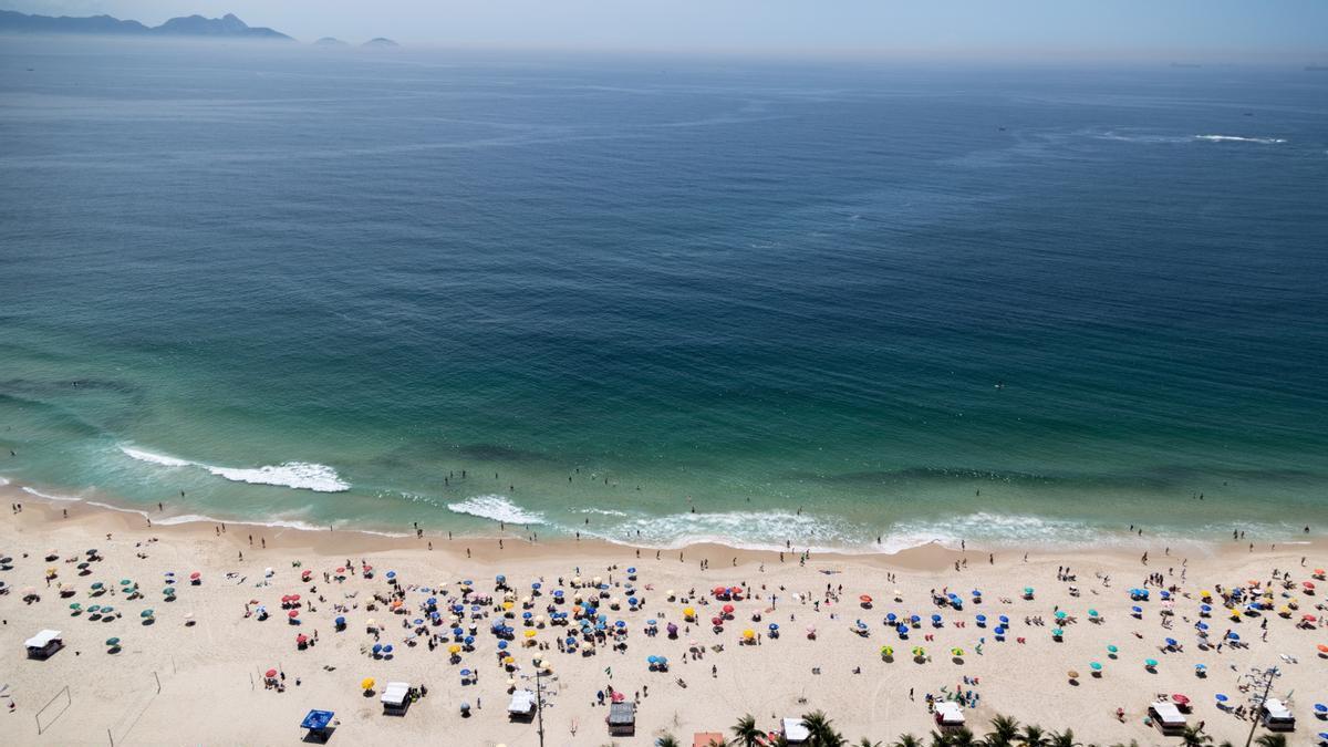 Imagen de playa con muchos bañistas