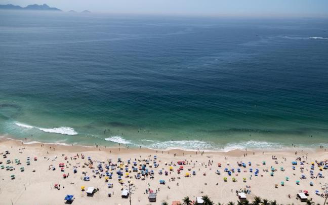 Imagen de playa con muchos bañistas