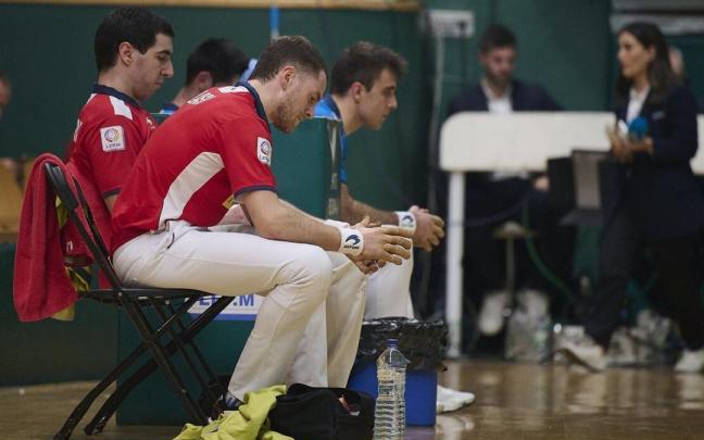 Laso-Aranguren y Peña II-Albisu, en el set de descanso del partido de ida, que se decantó del lado de los colorados. / Iñaki Porto Laso-Aranguren y Peña II-Albisu, en el set de descanso del partido de ida, que se decantó del lado de los colorados.