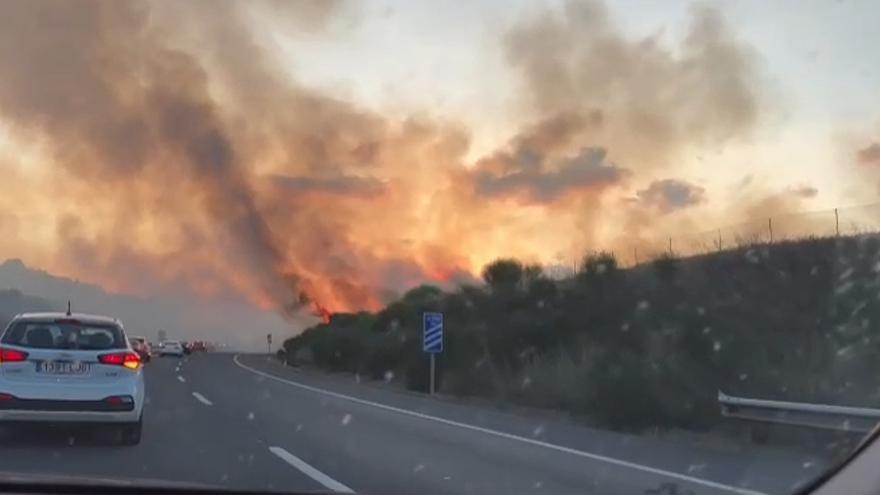 Un incendio genera retenciones en la A-15, a la altura de Zizur