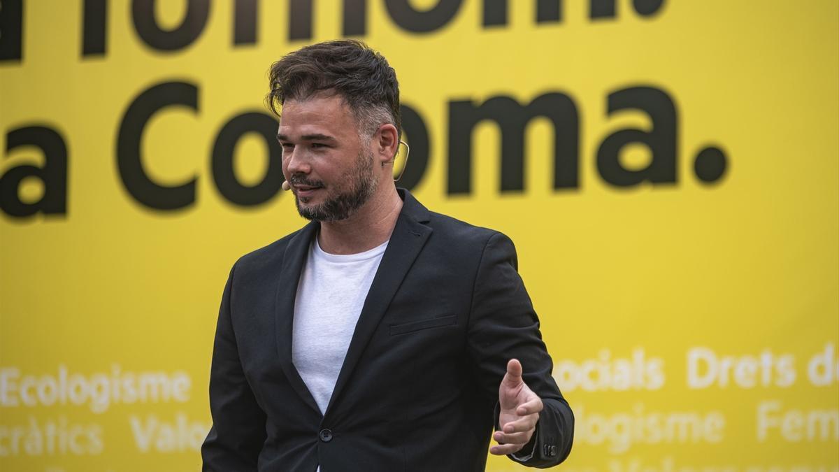 El portavoz de ERC en el Congreso, Gabriel Rufián, interviene durante su presentación como alcaldable de Santa Coloma de Gramenet, 23 de octubre de 2022.