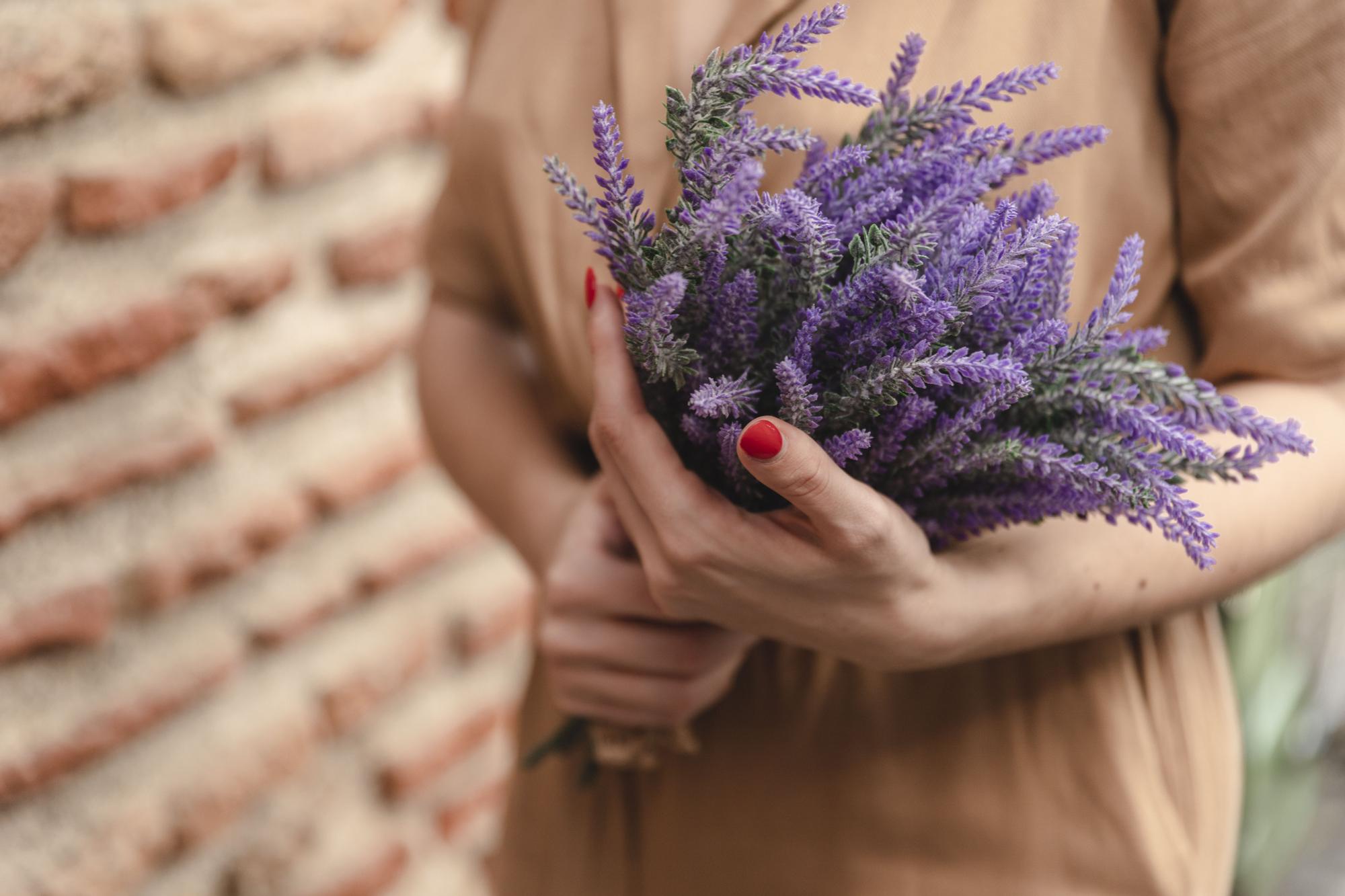 Mujer con un ramo de lavanda en las manos.