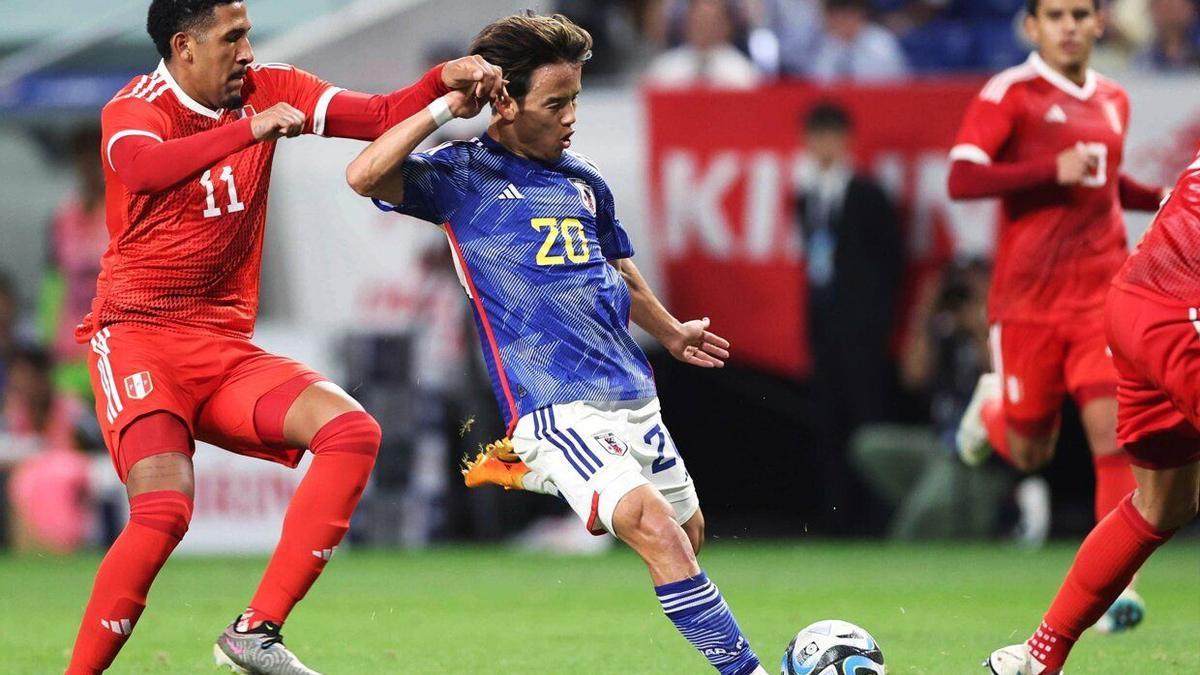Take Kubo busca el disparo ante la selección de Perú. / JIJI PRESS
