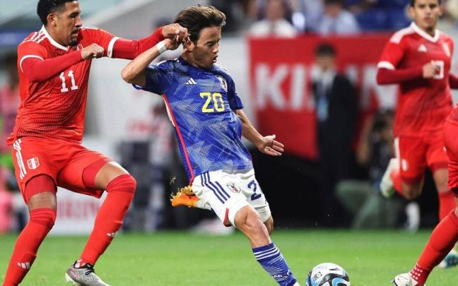 Take Kubo busca el disparo ante la selección de Perú. / JIJI PRESS