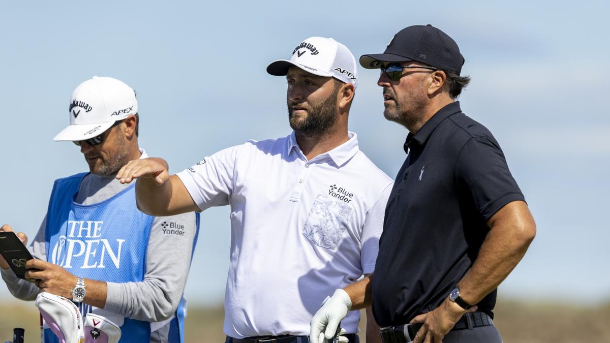 Jon Rahm, junto a Mickelson.