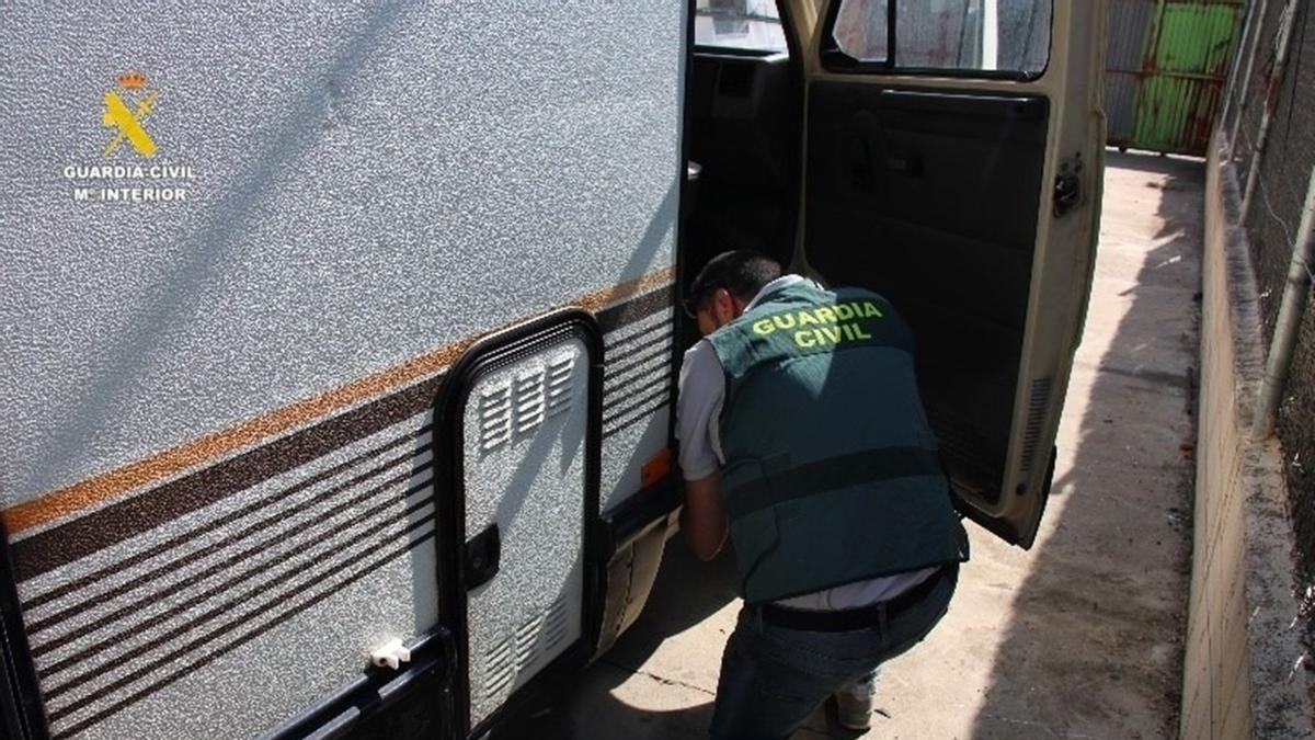 Agentes de la Guardia Civil investigan el vehículo articulado.