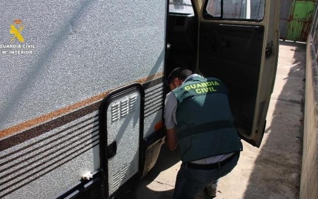 Agentes de la Guardia Civil investigan el vehículo articulado.