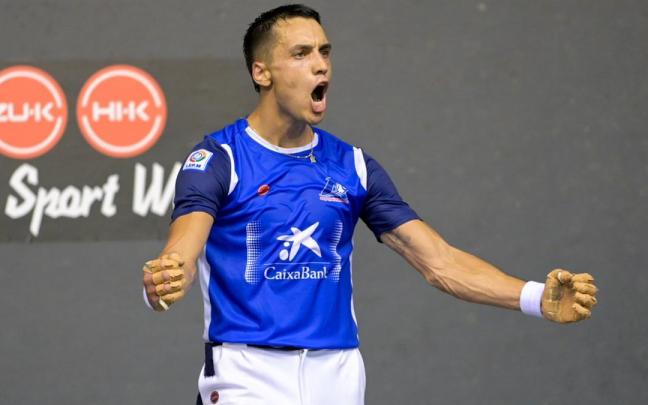 En imágenes: Javier Zabala se mete en la final del Cuatro y Medio de San Fermín al derrotar a Peio Etxeberria en el Atano III (13-22). / ARNAITZ RUBIO En imágenes: Javier Zabala se mete en la final del Cuatro y Medio de San Fermín al derrotar a Peio Etxeberria en el Atano III (13-22).